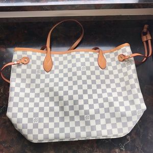 Does not come with pouch